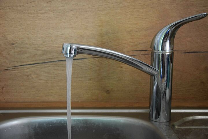 Wasserhahn aus dem enthärtetes, entkalktes Wasser läuft