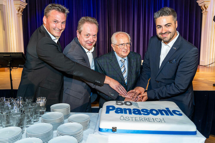 Roland Kerschbaum, Georg Kink und Pascal Rey (v. l.) und der Panasonic Österreich Firmengründer aus 1974, Rudolf Polster
