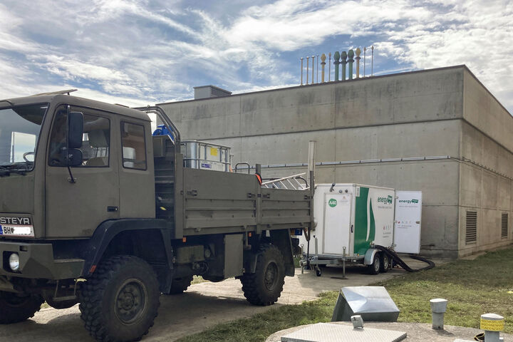 Hochwasser-Hilfe: energy4rent lieferte die mobile Wärme-Anlage (als Ersatz für den unter Wasser stehenden Kessel), das Bundesheer das Heizöl.