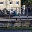 Becken einer Kläranlage mit Abwasser