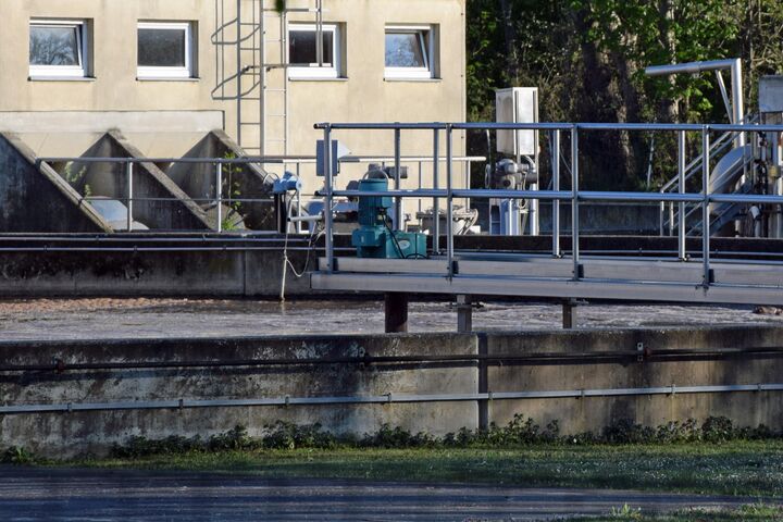 Becken einer Kläranlage mit Abwasser