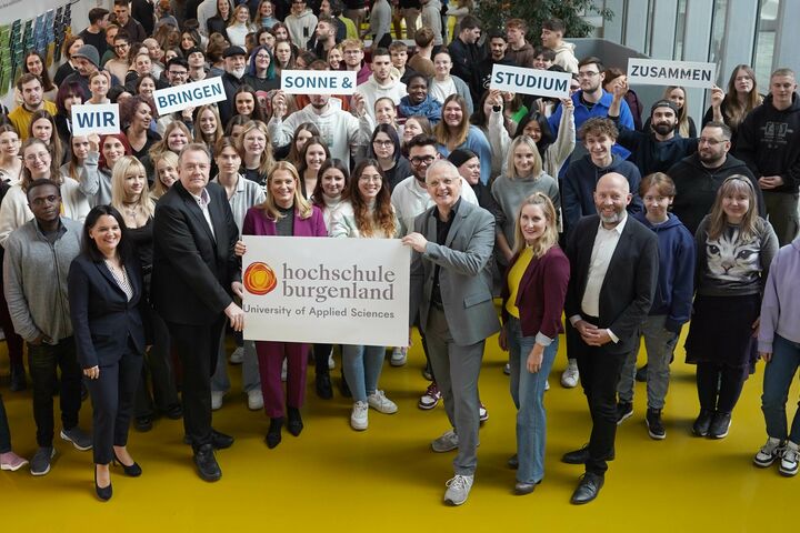 Hochschule Burgenland Geschäftsführer Georg Pehm, Rektor Gernot Hanreich und die Geschäftsführer*innen der Tochterunternehmen feierten gemeinsam mit Landesrätin Daniela Winkler und vielen Studierenden die Änderung im Namen und Außenauftritt.
