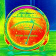 Hygrometer + Thermometer liefern Messergebnisse für Luftfeuchtigkeit und Temperatur