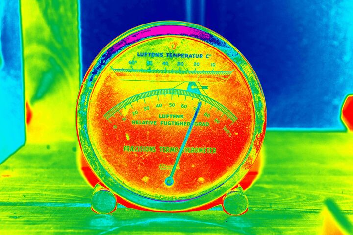 Hygrometer + Thermometer liefern Messergebnisse für Luftfeuchtigkeit und Temperatur
