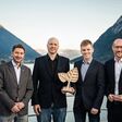Tirols Wirtschaftslandesrat Mario Gerber (r.) und Martin Reiter (Mitglied der Gesch?ftsf?hrung der Lebensraum Tirol Holding, l.) gratulieren den beiden Gesch?ftsf?hrern von Lambda W?rmepumpen Florian Fuchs und Florian Entleitner (2.v.r.).