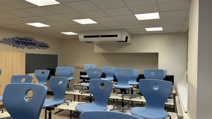 © ATREA Beim Um-/Neubau der Mittelschule in Schwechat/ NÖ wurde großer Wert auf gute Raumluftqualität für die Schüler (m/w/d) gelegt und 27 dezentrale Lüftungsgeräte Duplex Inter-H von ATREA-installiert.