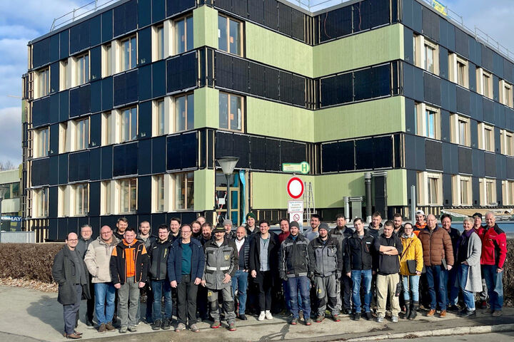 Projektbeteiligte vor der Landesberufsschule Knittelfeld bei der Gleichenfeier