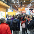 Fachbesucher in den Gängen und bei Messeständen auf der WEBUILD Energiesparmesse in Wels