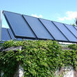 Solarthermie-Kollektoren zur Warmwassergewinnung auf einem Flachdach