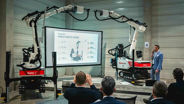 © fischer Gäste bei fischer, die den Bauroboter BauBot präsentiert bekommen