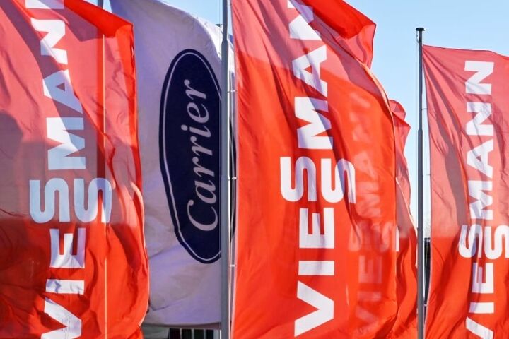 Flaggen von Viessmann und Carrier im Wind