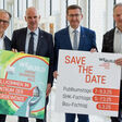 Gerhard Dell, Peter Franzmayr, Markus Achleitner und Robert Schneider weisen auf die WEBUILD Energiesparmesse 2025 hin