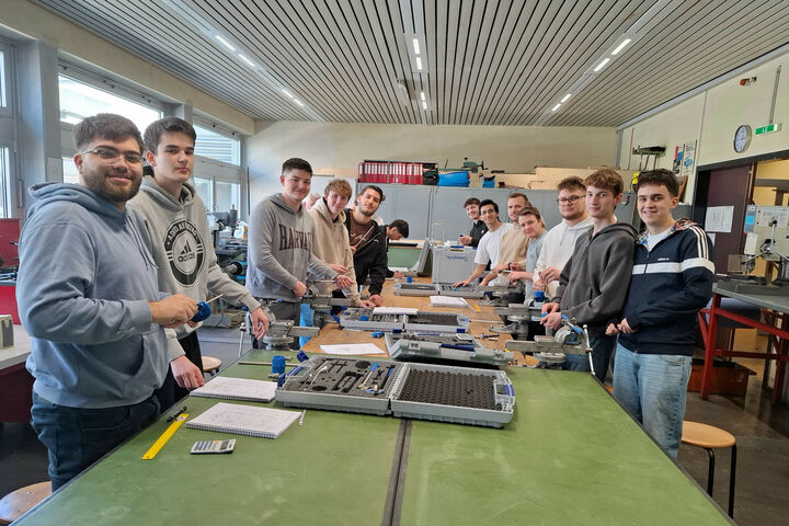 Schüler der HTL Wiener Neustadt, die am ersten Wasserstoff-Sicherheitsseminar von Swagelok teilnahmen