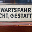 Ein Schild mit dem Hinweis Abwärtsfahren nicht gestattet