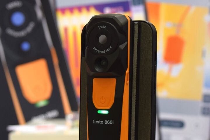 kompakte Wärmebildkamera testo 860i, die auf einem Smartphone aufgeclippt ist
