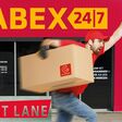 Mann mit seinem Einkauf vor einem der 38 ABEX-Abholmärkte in Österreich