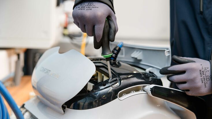 © HOLTER Reparatur und Service an einem Poolroboter bei Holter