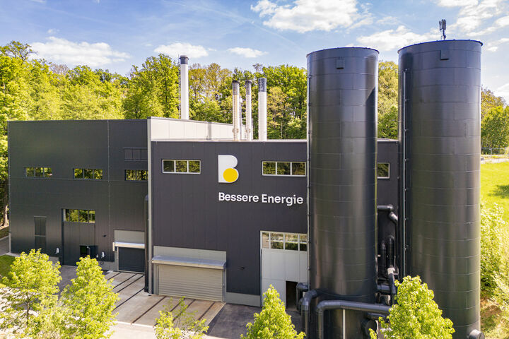 Außenansicht des erweiterten Biomasse-Wärmekraftwerkes in Bad Tatzmannsdorf, April 2025