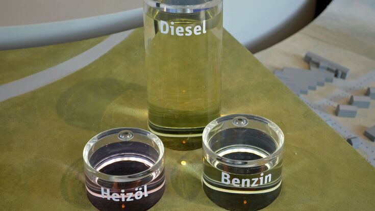 © HLK/ E. Herrmann flüssige Energie, Heizöl, Diesel, Benzin in Acrylbehältern