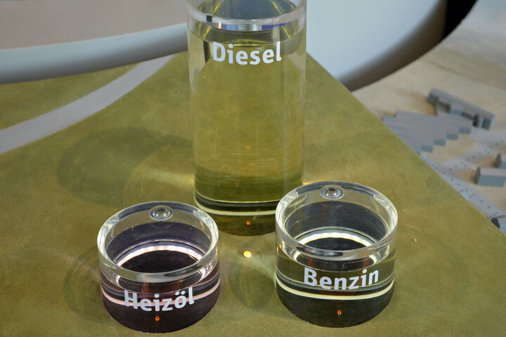 flüssige Energie, Heizöl, Diesel, Benzin in Acrylbehältern