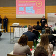 Personen, die sich zum Thema Digitalisierung bei der GC-Gruppe Österreich bei einem Seminar informierten