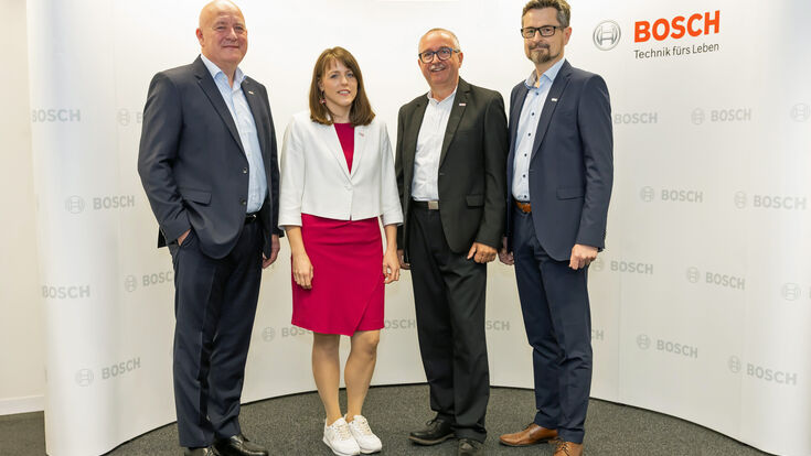 © Robert Bosch AG/APA-Fotoservice/Juhasz Im Bild v.l.n.r.: Helmut Weinwurm (Bosch Oesterreich-Chef); Agnes Mazzei (Leiterin Unternehmenskommunikation Bosch Oesterreich); Peter Kalt (Engineering-Abteilungsleiter Bosch Oesterreich); Peter Schröckelsberger (Personalleiter Bosch Oesterreich)