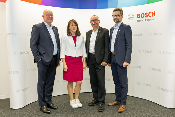 Im Bild v.l.n.r.: Helmut Weinwurm (Bosch Oesterreich-Chef); Agnes Mazzei (Leiterin Unternehmenskommunikation Bosch Oesterreich); Peter Kalt (Engineering-Abteilungsleiter Bosch Oesterreich); Peter Schröckelsberger (Personalleiter Bosch Oesterreich)
