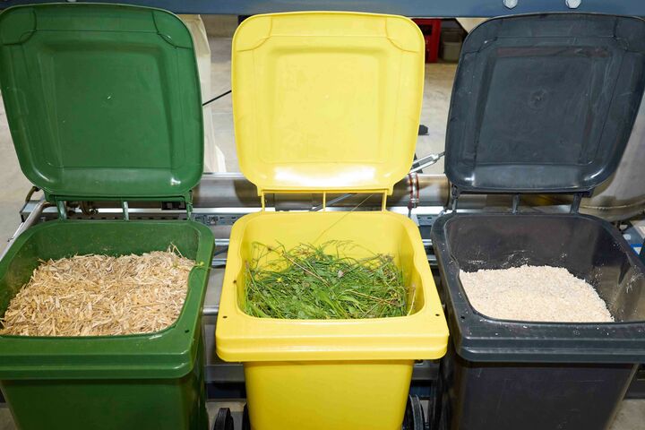 Tonnen mit Grünschnitt, Altholz – Ausgangsstoffe für die Umwandlung in Strom, Wärme, Wasserstoff mit der Corbofix Anlage, einer Weltneuheit Made in Austria
