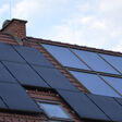 Solarthermie-Kollektor und Photovoltaik-Paneele auf einem Dach