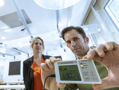 © TU Graz/ Helmut Lunghammer Christina Hopfe und Robert McLeod von der der TU Graz mit einem CO2-Sensorgerät