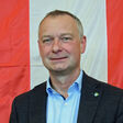 Manfred Denk vor der Österreich-Fahne