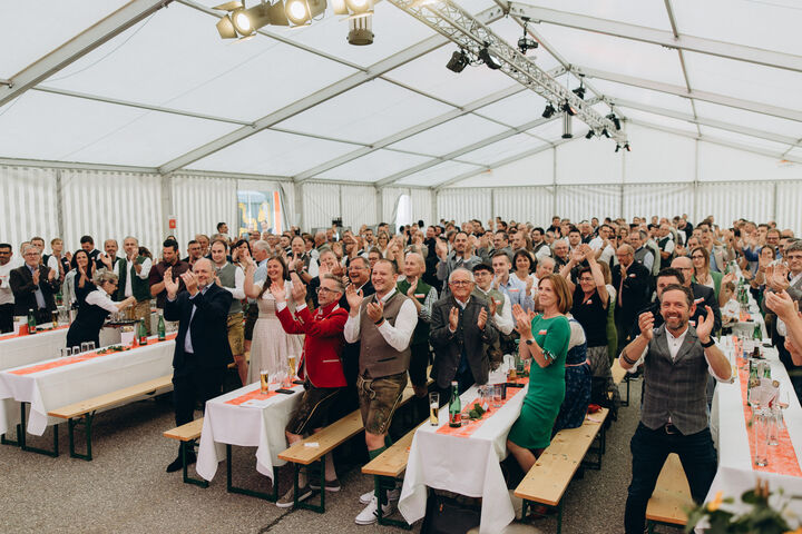 Viele Gäste bei der Eröffnungsfeier von Wagner Haustechnik in Hohenzell