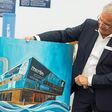 Gründer und CEO Johann Reisinger mit Kunstwerk zum 30-Jahr-Jubiläum von Merlin Technology