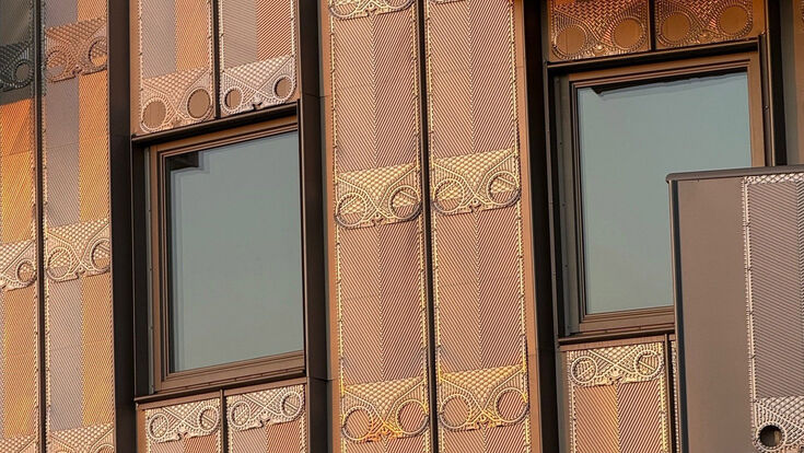 Fassade aus recycelten Wärmetauscherplatten in Edelstahl