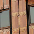 Fassade aus recycelten Wärmetauscherplatten in Edelstahl