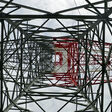 Hochspannungsmast von unten gesehen, der elektrische Energie an die Stromnutzer weiterleitet
