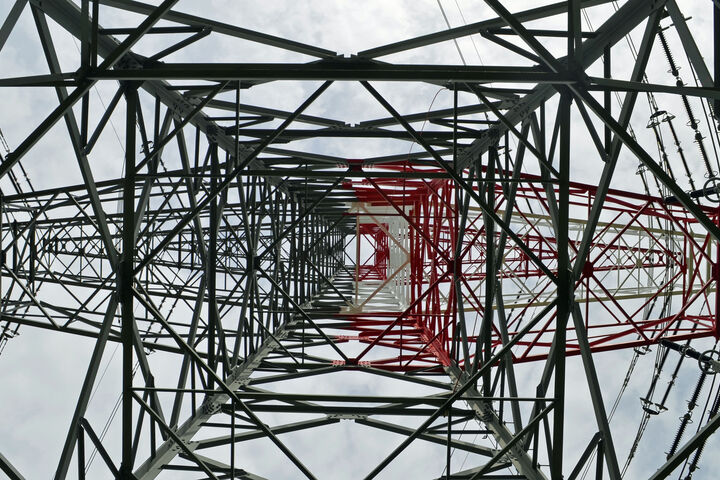 Hochspannungsmast von unten gesehen, der elektrische Energie an die Stromnutzer weiterleitet
