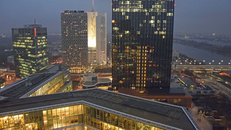 Nachtaufnahme von Wohn- und Büro-Gebäuden in Wien