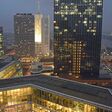 Nachtaufnahme von Wohn- und Büro-Gebäuden in Wien