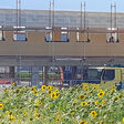 Baustelle mit Hausfront im Rohbau und einem Kran