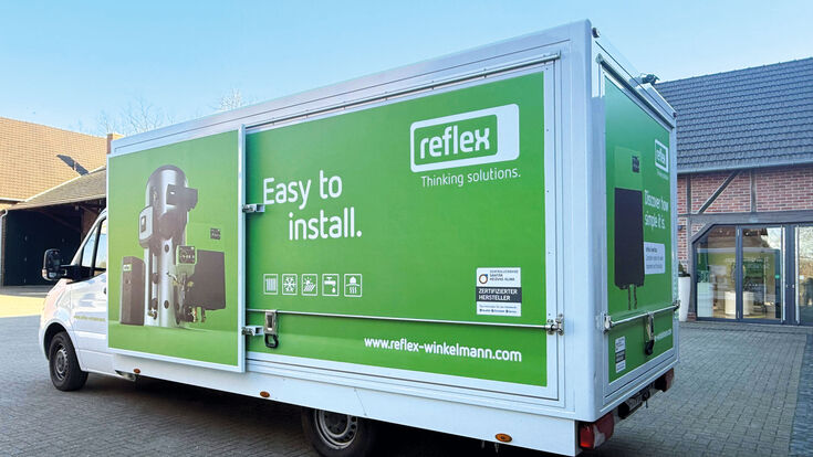 Klein-Lkw von Reflex-Winkelmann, genannt Cube, in dem Produkte zur Vorführung installiert sind.