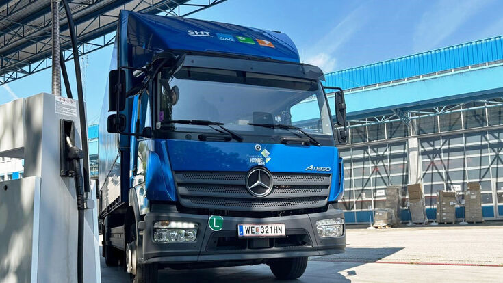 LKW von Frauenthal neben einer HVO 100-Tanksäule