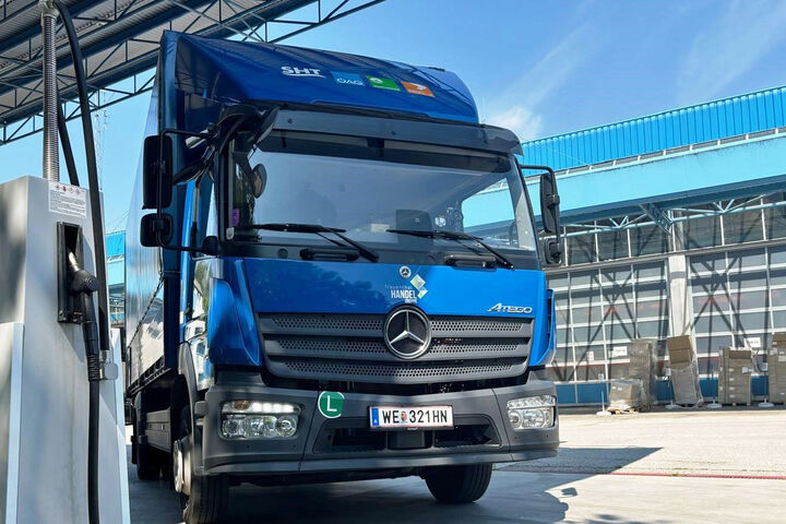 LKW von Frauenthal neben einer HVO 100-Tanksäule