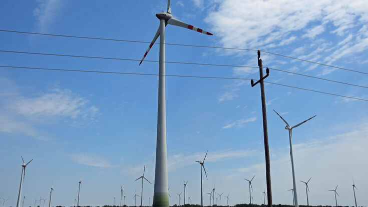 Windkraftanlagen und Stromleitungen