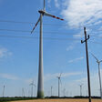 Windkraftanlagen und Stromleitungen