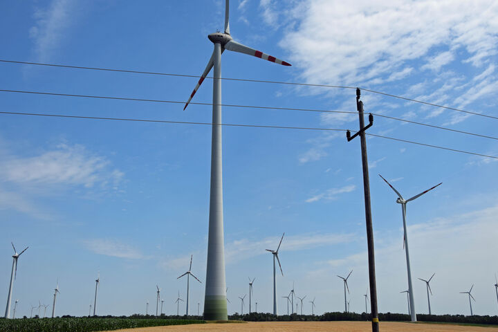 Windkraftanlagen und Stromleitungen