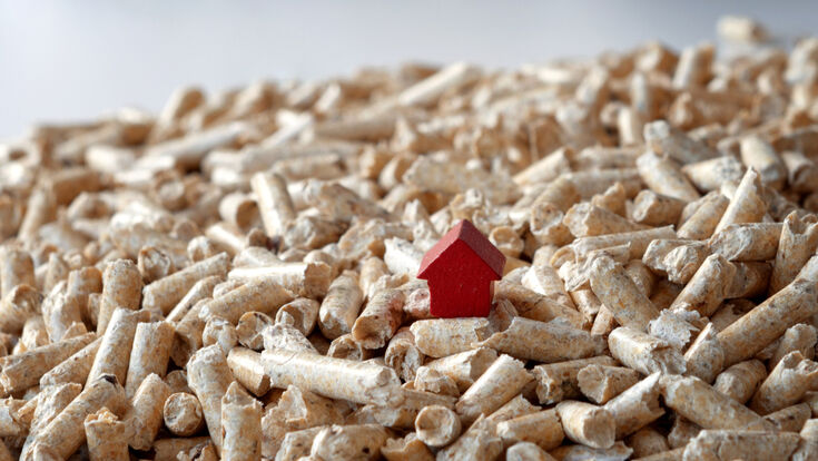 Pellets, mit einem kleinen roten Haus aus Holz