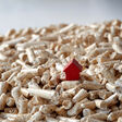 Pellets, mit einem kleinen roten Haus aus Holz