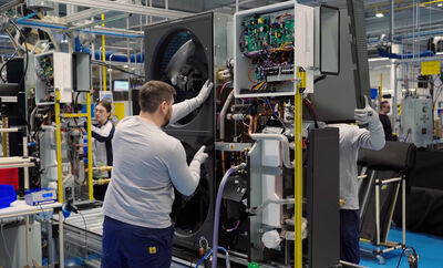 Mitarbeiter bei der Endmontage einer Aquarea Wärmepumpen-Außeneinheit
