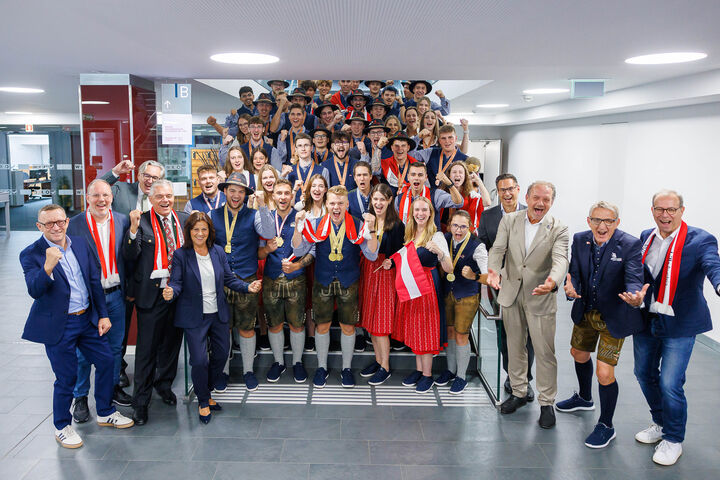Das Österreich-Team der EuroSkills 2025 nach der Heimkehr beim Empfang in der Wirtschaftskammer Österreich
